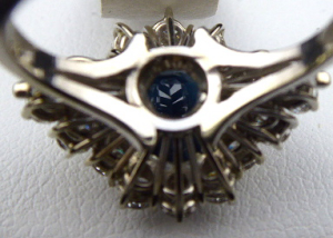 Prsten z bílého zlata s modrým safírem a brilianty