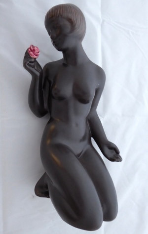 Dívčí akt s růží | Znojmo, Keramia, styl Brusel