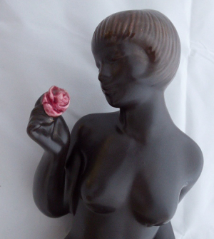 Dívčí akt s růží | Znojmo, Keramia, styl Brusel