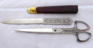 Nůžky a otvírač dopisů s ornamentem