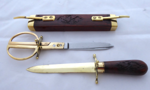 Mahagonové pouzdro s nožem na dopisy a nůžkami