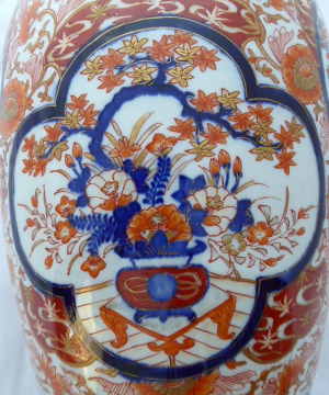 Větší váza s motivy skalek a žardiniér | Arita