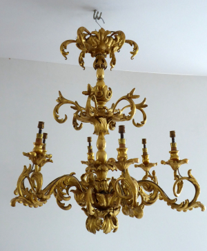 Dřevěný řezbovaný dekorativní zlacený lustr z období biedermeieru - druhé rokoko