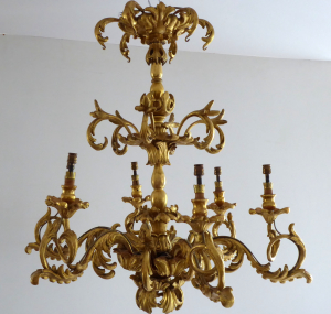 Dřevěný řezbovaný dekorativní zlacený lustr z období biedermeieru - druhé rokoko