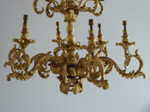 Dřevěný řezbovaný dekorativní zlacený lustr z období biedermeieru - druhé rokoko