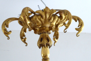 Dřevěný řezbovaný dekorativní zlacený lustr z období biedermeieru - druhé rokoko
