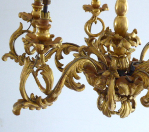 Dřevěný řezbovaný dekorativní zlacený lustr z období biedermeieru - druhé rokoko