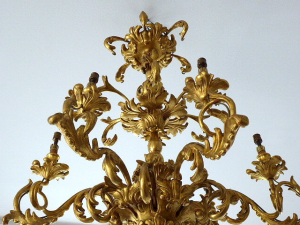 Dřevěný řezbovaný dekorativní zlacený lustr z období biedermeieru - druhé rokoko