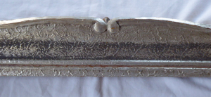 Patinovaný stříbrný rám s řezbou