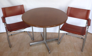 Dvě designové chromované židle s kulatým stolkem