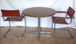Dvě designové chromované židle s kulatým stolkem