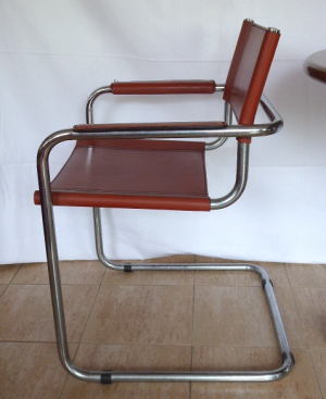 Dvě designové chromované židle s kulatým stolkem
