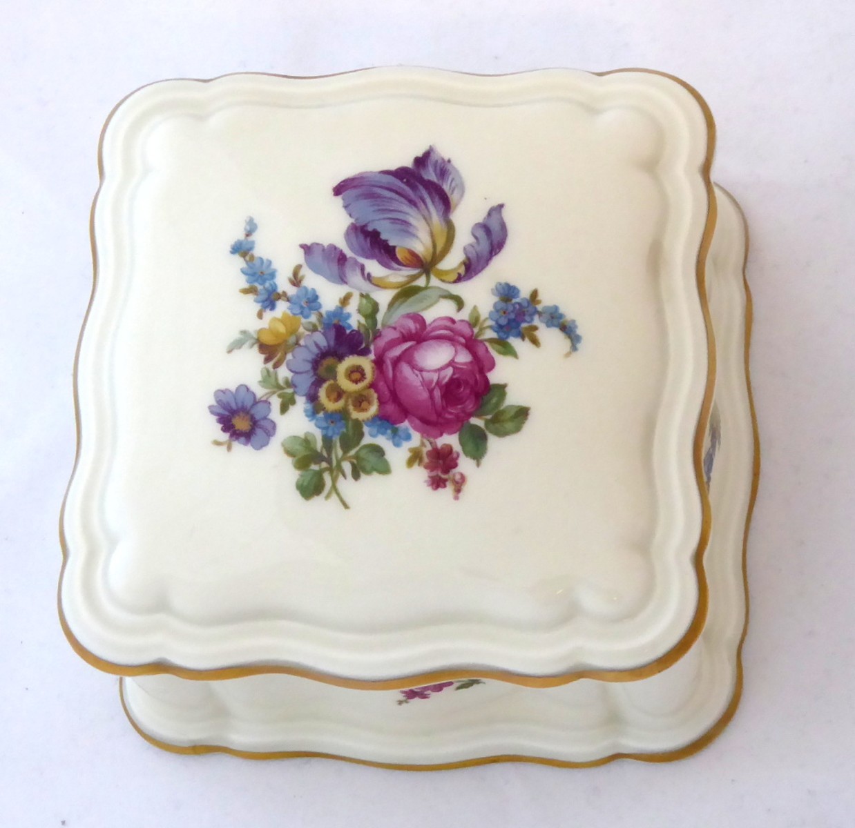 Dóza s barevnou kyticí - Rosenthal, název modelu Chippendale