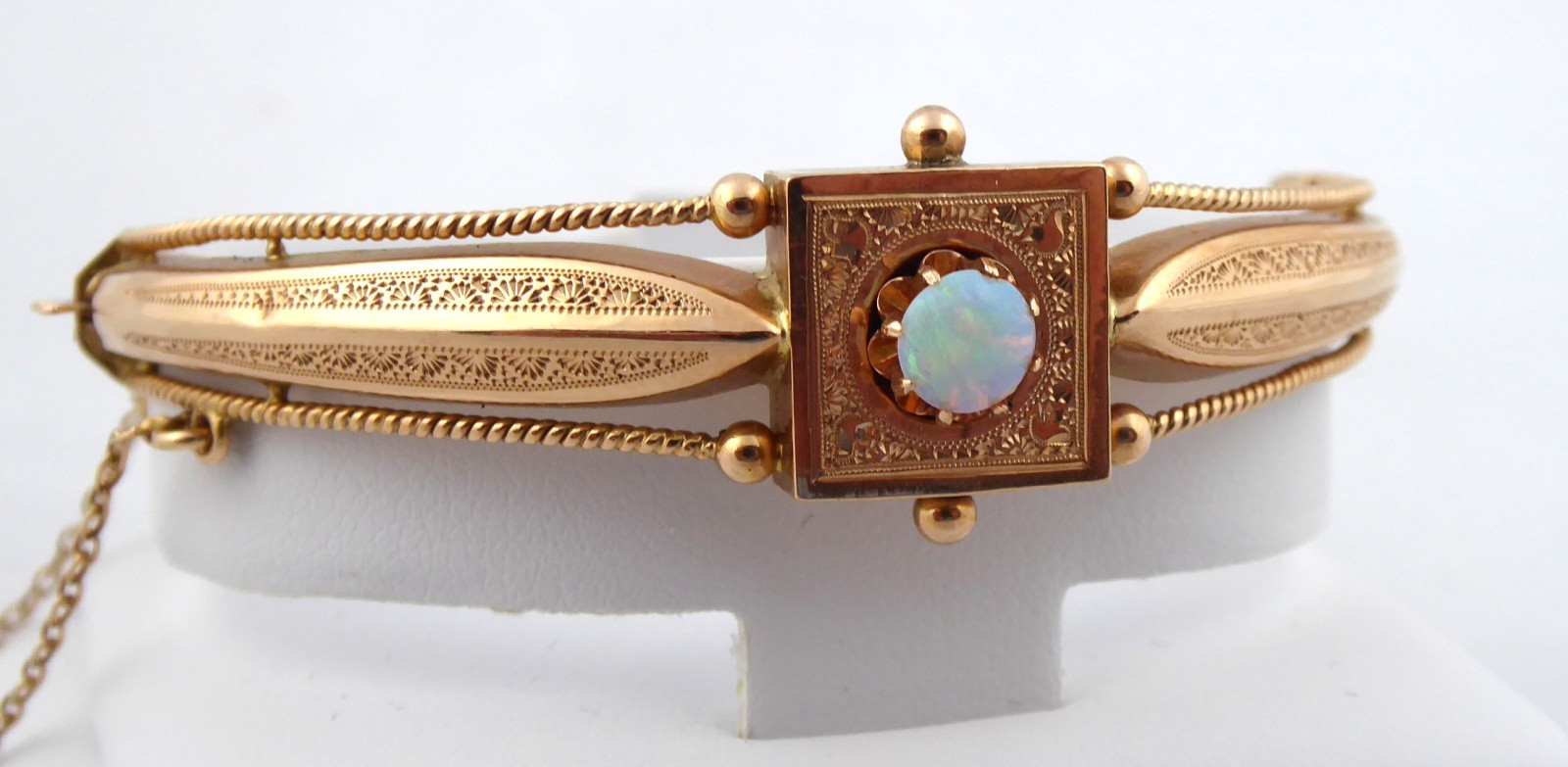 Zlatý starožitný náramek s dubnickým opálem - vnitřní průměr 5,5 cm