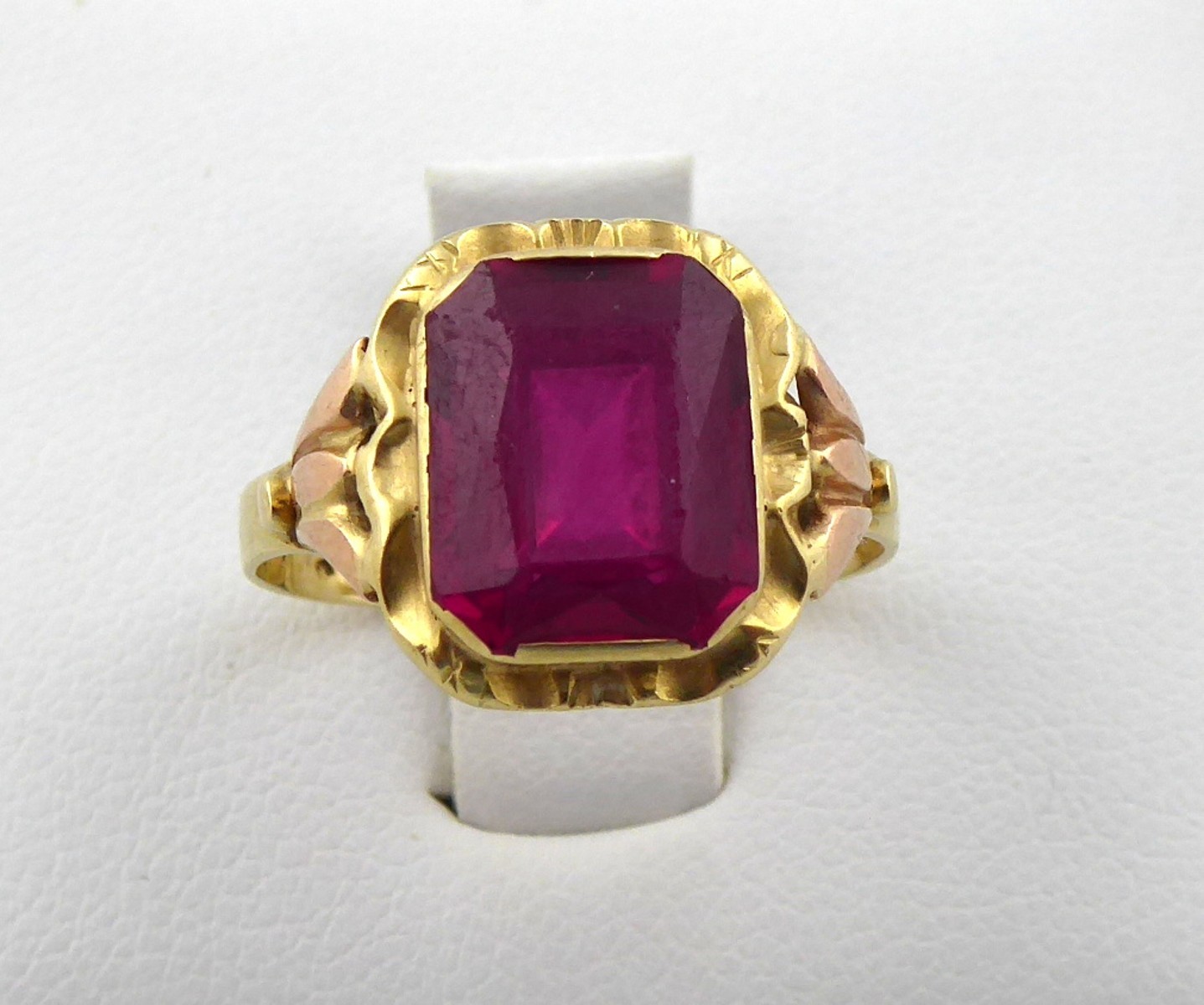 Prstýnek ze žlutého zlata a syntetickým rubínem - velikost prstenu 54-55