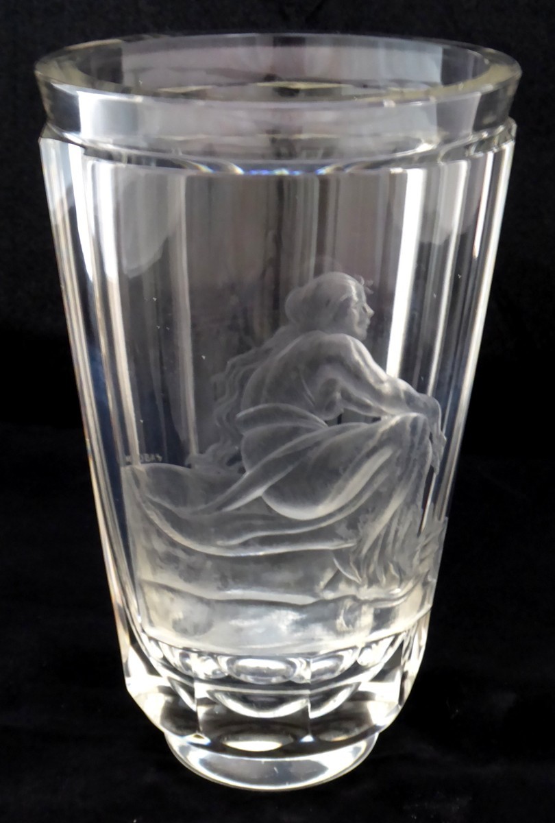 Masivní váza s rytinou sedícího dívčího aktu - Miloslav Lubas