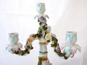 Velký porcelánový svícen - Dívka s amorem a růžemi