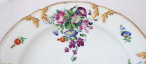 Zlacený talíř s ručně malovanými květinami - Loket
