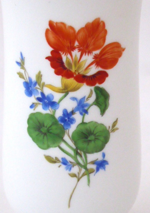 Míšeňská vázička s červeným květem a modrými kvítky