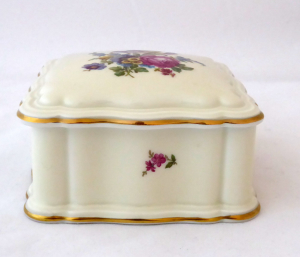 Dóza s barevnou kyticí - Rosenthal, název modelu Chippendale