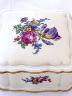 Dóza s barevnou kyticí - Rosenthal, název modelu Chippendale