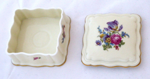 Dóza s barevnou kyticí - Rosenthal, název modelu Chippendale