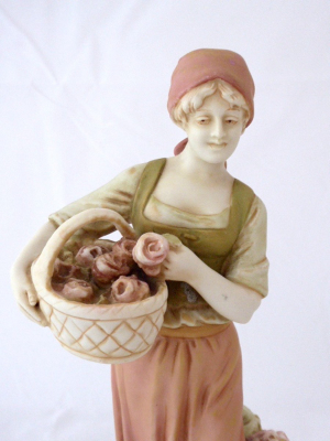 Dívka s košíkem růží - Royal Dux Bohemia