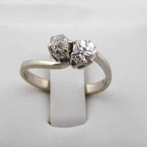 Prsten z bílého zlata s dvěma diamanty 0,75 ct, velikost prstenu 56