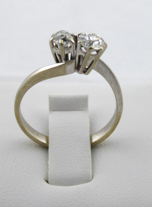 Prsten z bílého zlata s dvěma diamanty 0,75 ct, velikost prstenu 56