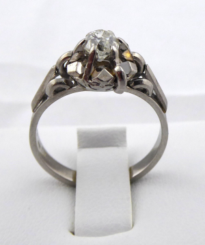 Prstýnek z bílého zlata, krystaly a briliantem 0,55 ct - velikost prstenu 57