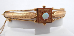 Zlatý starožitný náramek s dubnickým opálem - vnitřní průměr 5,5 cm