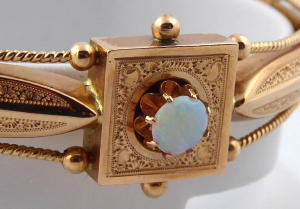Zlatý starožitný náramek s dubnickým opálem - vnitřní průměr 5,5 cm