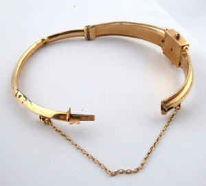 Zlatý starožitný náramek s dubnickým opálem - vnitřní průměr 5,5 cm