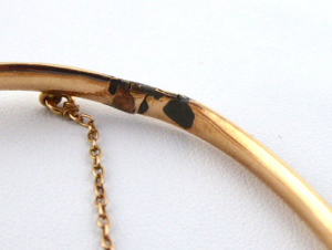 Zlatý starožitný náramek s dubnickým opálem - vnitřní průměr 5,5 cm