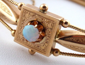 Zlatý starožitný náramek s dubnickým opálem - vnitřní průměr 5,5 cm