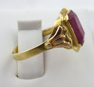 Prstýnek ze žlutého zlata a syntetickým rubínem - velikost prstenu 54-55