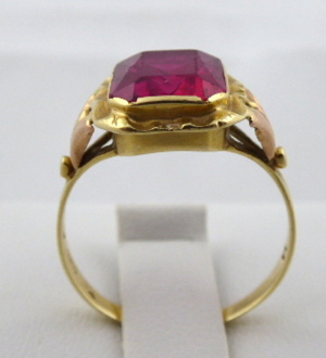 Prstýnek ze žlutého zlata a syntetickým rubínem - velikost prstenu 54-55