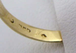 Prstýnek ze žlutého zlata a syntetickým rubínem - velikost prstenu 54-55