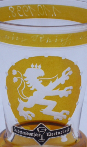 Pohár s českým lvem a německým nápisem: Jeden lid, jedna říše, jeden vůdce - Gebrüder Lorenz, Steinschönau