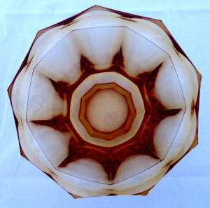 Mísa v kubistickém tvaru z ambrového skla