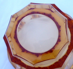 Mísa v kubistickém tvaru z ambrového skla