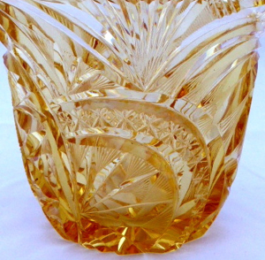 Váza s hlubokým broušeným Art deco vzorem