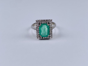 Prsten s diamanty a smaragdem