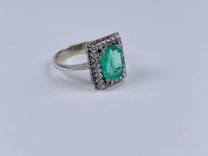 Prsten s diamanty a smaragdem
