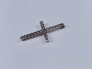 Přívěs ve tvaru kříže s diamanty