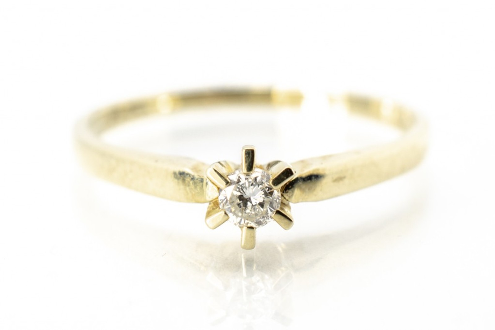 Zlatý prsten s diamantem 0,1 ct, vel. 60
