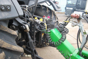 KOLOVÝ TRAKTOR JCB FASTRAC 4 220