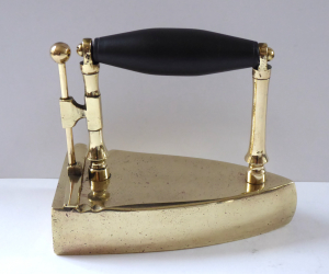 MOSAZNÁ STAROŽITNÁ ŽEHLIČKA