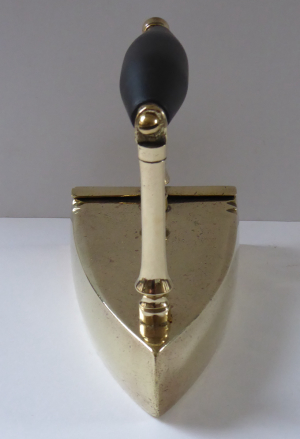 MOSAZNÁ STAROŽITNÁ ŽEHLIČKA