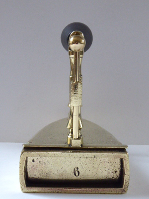 MOSAZNÁ STAROŽITNÁ ŽEHLIČKA